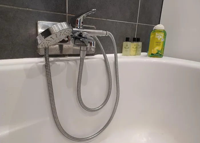 Two Bedrooms Modern Close To Tram *