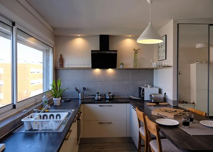 Two Bedrooms Modern Close To Tram